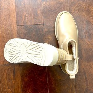 Women shoe, size 9 UGGS